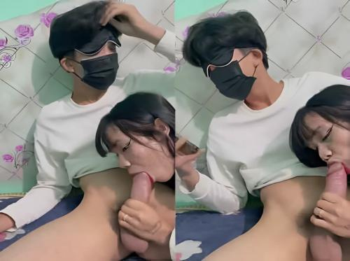 Thuong Den dengan penuh nafsu memanjakan pacarnya dengan penis besarnya