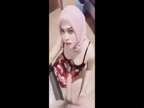 Tangkap sepupu cantik yang sedang mengisap penis