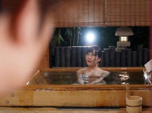 Sialan ibu mertua sambil mandi di sumber air panas