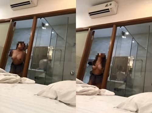 Gadis kampus berpayudara besar suka doggy di kamar mandi